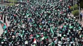 Massa pengemudi ojek online (ojol) bergerak memadati kawasan sekitar Istana Merdeka, Gedung DPR, dan Kementerian Perhubungan saat aksi unjuk rasa, Selasa (20/5/2025) (Foto: Istimewa).