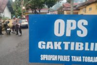 Kasi Propam Polres Tana Toraja, AKP Aksan Suwardi, memimpin kegiatan Gaktibplin di Mapolres Tana Toraja, Rabu pagi, (21/5/2025) (Foto: Humas).