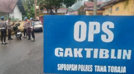 Kasi Propam Polres Tana Toraja, AKP Aksan Suwardi, memimpin kegiatan Gaktibplin di Mapolres Tana Toraja, Rabu pagi, (21/5/2025) (Foto: Humas).