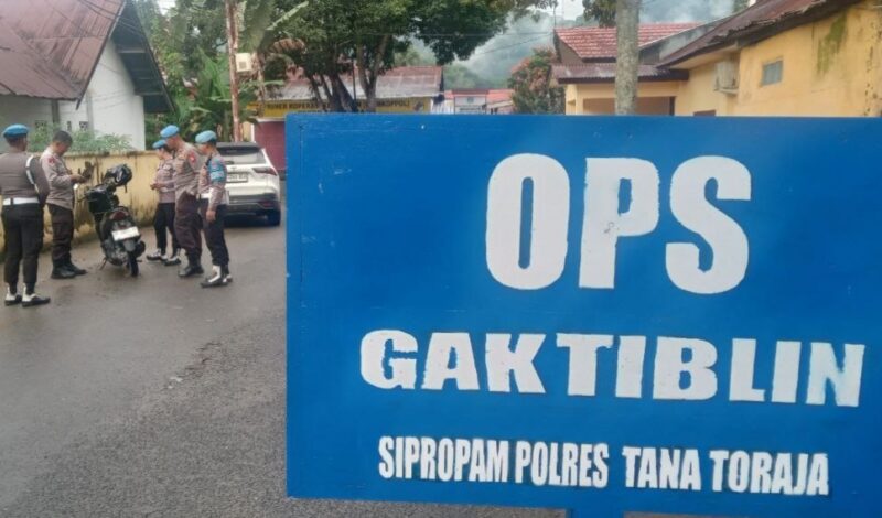 Kasi Propam Polres Tana Toraja, AKP Aksan Suwardi, memimpin kegiatan Gaktibplin di Mapolres Tana Toraja, Rabu pagi, (21/5/2025) (Foto: Humas).