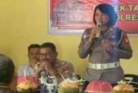 Kasat Lantas Polres Barru, AKP Ida Ayu Made Ari Suastini, saat menyampaikan materi keselamatan lalu lintas dalam kegiatan Penyuluhan Kamtibmas Terpadu di Aula Polsek Tanete Rilau, Rabu (21/5/2025) (Foto: Istimewa).