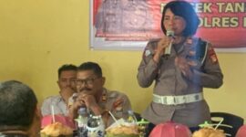 Kasat Lantas Polres Barru, AKP Ida Ayu Made Ari Suastini, saat menyampaikan materi keselamatan lalu lintas dalam kegiatan Penyuluhan Kamtibmas Terpadu di Aula Polsek Tanete Rilau, Rabu (21/5/2025) (Foto: Istimewa).