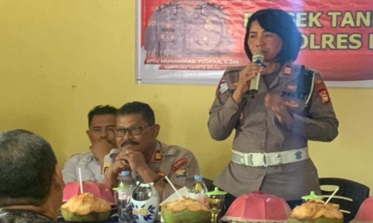 Kasat Lantas Polres Barru, AKP Ida Ayu Made Ari Suastini, saat menyampaikan materi keselamatan lalu lintas dalam kegiatan Penyuluhan Kamtibmas Terpadu di Aula Polsek Tanete Rilau, Rabu (21/5/2025) (Foto: Istimewa).