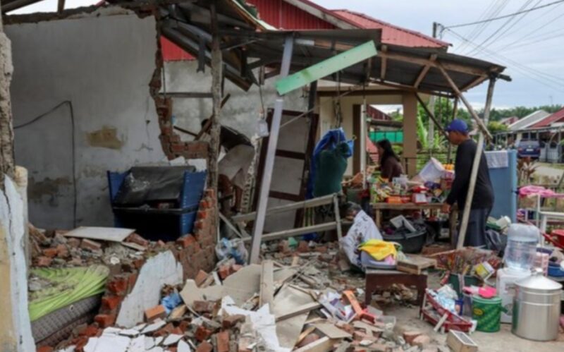 Rumah warga di Kota Bengkulu mengalami kerusakan akibat gempa bermagnitudo 6,3 yang mengguncang wilayah pesisir pada Jumat dini hari (23/5/2025) (Foto: Istimewa).