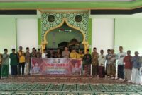 Kapolres Tana Toraja AKBP Budi Hermawan foto bersama warga usai kegiatan Jumat Curhat di Masjid Baitul Makmur, Rembon, Jumat (23/5/2025) (Foto: Humas).