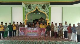 Kapolres Tana Toraja AKBP Budi Hermawan foto bersama warga usai kegiatan Jumat Curhat di Masjid Baitul Makmur, Rembon, Jumat (23/5/2025) (Foto: Humas).