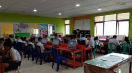Suasana ruang laboratorium komputer di SMKN 1 Tana Toraja. Kepala Sekolah mengatakan, meskipun pendaftaran online baru resmi dibuka, antusiasme calon peserta didik sudah terlihat tinggi, Senin (26/5/2025) (Foto: Istimewa).