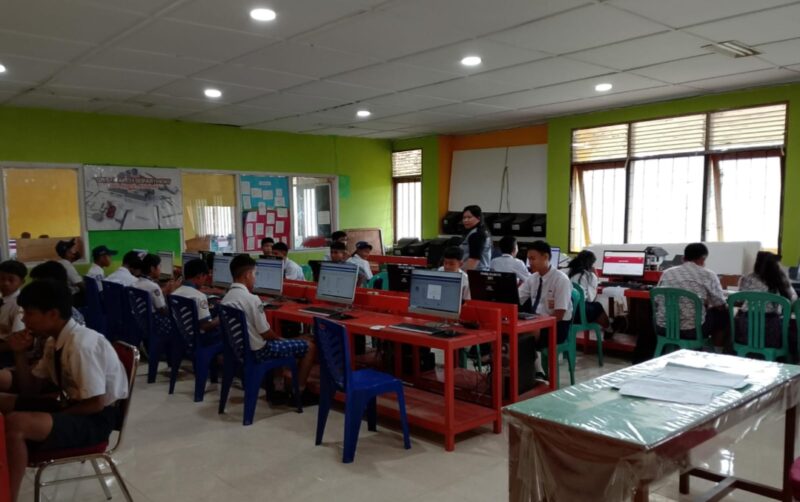 Suasana ruang laboratorium komputer di SMKN 1 Tana Toraja. Kepala Sekolah mengatakan, meskipun pendaftaran online baru resmi dibuka, antusiasme calon peserta didik sudah terlihat tinggi, Senin (26/5/2025) (Foto: Istimewa).