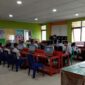 Suasana ruang laboratorium komputer di SMKN 1 Tana Toraja. Kepala Sekolah mengatakan, meskipun pendaftaran online baru resmi dibuka, antusiasme calon peserta didik sudah terlihat tinggi, Senin (26/5/2025) (Foto: Istimewa).