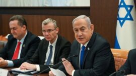 Perdana Menteri Israel Benjamin Netanyahu memimpin rapat kabinet di Yerusalem. Presiden Indonesia Prabowo Subianto yang siap membuka hubungan diplomatik jika Palestina diakui sebagai negara merdeka, di Jakarta (28/5/2025) (Foto: Istimewa).