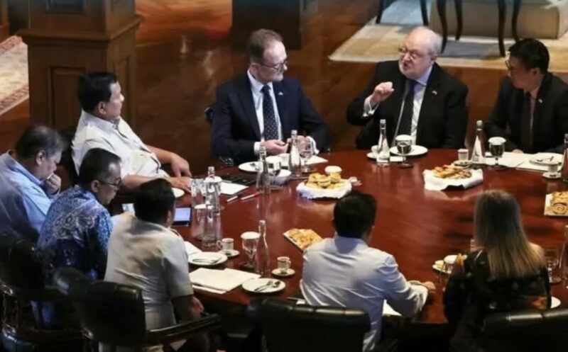 Presiden RI Prabowo Subianto menerima Utusan Khusus PM Inggris untuk Pendidikan Sir Steve Smith bersama delegasi di kediamannya. Hambalang, Bogor, Jumat (30/5/2025) (Foto: Istimewa).