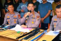 Kapolrestabes Makassar Kombes Pol Arya Perdana memberikan keterangan pers terkait penangkapan 24 anggota geng motor di Polsek Rappocini, Jalan Sultan Alauddin, Makassar, Minggu (1/6/2025) (Foto: Arya).