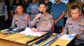 Kapolrestabes Makassar Kombes Pol Arya Perdana memberikan keterangan pers terkait penangkapan 24 anggota geng motor di Polsek Rappocini, Jalan Sultan Alauddin, Makassar, Minggu (1/6/2025) (Foto: Arya).