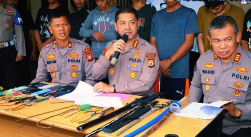 Kapolrestabes Makassar Kombes Pol Arya Perdana memberikan keterangan pers terkait penangkapan 24 anggota geng motor di Polsek Rappocini, Jalan Sultan Alauddin, Makassar, Minggu (1/6/2025) (Foto: Arya).