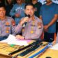 Kapolrestabes Makassar Kombes Pol Arya Perdana memberikan keterangan pers terkait penangkapan 24 anggota geng motor di Polsek Rappocini, Jalan Sultan Alauddin, Makassar, Minggu (1/6/2025) (Foto: Arya).