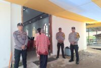 Personel Polsek Mamasa yang melaksanakan monitoring di gereja saat ibadah hari minggu, (1/6/25).