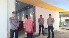 Personel Polsek Mamasa yang melaksanakan monitoring di gereja saat ibadah hari minggu, (1/6/25).