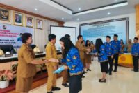 Bupati Toraja Utara, Frederik Viktor Palimbong, yang menyerahkan SK CPNS di dampingi Wakil Bupati, Andrew Branch Silambi, Sekretaris Daerah Toraja Utara, Salvius Pasang dan Kepala BKPSDM, Kornelia Untung Seru, dan disaksikan oleh jajaran pimpinan dan pegawai lainnya, di ruang pola kantor Bupati, Senin (2/6/25).