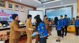 Bupati Toraja Utara, Frederik Viktor Palimbong, yang menyerahkan SK CPNS di dampingi Wakil Bupati, Andrew Branch Silambi, Sekretaris Daerah Toraja Utara, Salvius Pasang dan Kepala BKPSDM, Kornelia Untung Seru, dan disaksikan oleh jajaran pimpinan dan pegawai lainnya, di ruang pola kantor Bupati, Senin (2/6/25).