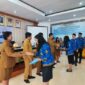 Bupati Toraja Utara, Frederik Viktor Palimbong, yang menyerahkan SK CPNS di dampingi Wakil Bupati, Andrew Branch Silambi, Sekretaris Daerah Toraja Utara, Salvius Pasang dan Kepala BKPSDM, Kornelia Untung Seru, dan disaksikan oleh jajaran pimpinan dan pegawai lainnya, di ruang pola kantor Bupati, Senin (2/6/25).