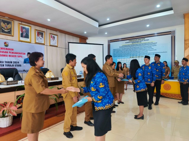 Bupati Toraja Utara, Frederik Viktor Palimbong, yang menyerahkan SK CPNS di dampingi Wakil Bupati, Andrew Branch Silambi, Sekretaris Daerah Toraja Utara, Salvius Pasang dan Kepala BKPSDM, Kornelia Untung Seru, dan disaksikan oleh jajaran pimpinan dan pegawai lainnya, di ruang pola kantor Bupati, Senin (2/6/25).