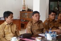 Bupati Toraja Utara, Frederik Viktor Palimbong, bersama wakil Bupati Toraja Utara, Andrew Branch Silambi dan Sekda Toraja Utara, Salvius Pasang, dan Kadis Kominfo SP Toraja Utara, Andarias Sampe, saat melaksanakan Coffee Morning di ruang Sekertaris Daerah Toraja Utara, Senin (2/6/25).