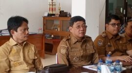 Bupati Toraja Utara, Frederik Viktor Palimbong, bersama wakil Bupati Toraja Utara, Andrew Branch Silambi dan Sekda Toraja Utara, Salvius Pasang, dan Kadis Kominfo SP Toraja Utara, Andarias Sampe, saat melaksanakan Coffee Morning di ruang Sekertaris Daerah Toraja Utara, Senin (2/6/25).