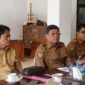 Bupati Toraja Utara, Frederik Viktor Palimbong, bersama wakil Bupati Toraja Utara, Andrew Branch Silambi dan Sekda Toraja Utara, Salvius Pasang, dan Kadis Kominfo SP Toraja Utara, Andarias Sampe, saat melaksanakan Coffee Morning di ruang Sekertaris Daerah Toraja Utara, Senin (2/6/25).