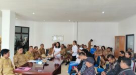 Bupati Toraja Utara, Frederik Viktor Palimbong saat menyampaikan sambutannya saat penyerahan SK CPNS di Marante, Senin (2/6/25). (Dok. Zul/gasingnews.com)