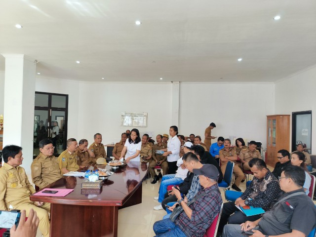 Bupati Toraja Utara, Frederik Viktor Palimbong saat menyampaikan sambutannya saat penyerahan SK CPNS di Marante, Senin (2/6/25). (Dok. Zul/gasingnews.com)