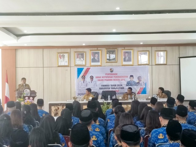 Bupati Toraja Utara, Frederik Viktor Palimbong saat menyampaikan sambutannya saat penyerahan SK CPNS di Marante, Senin (2/6/25). (Dok. Zul/gasingnews.com)