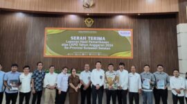Foto bersama usai penyerahan WTP 