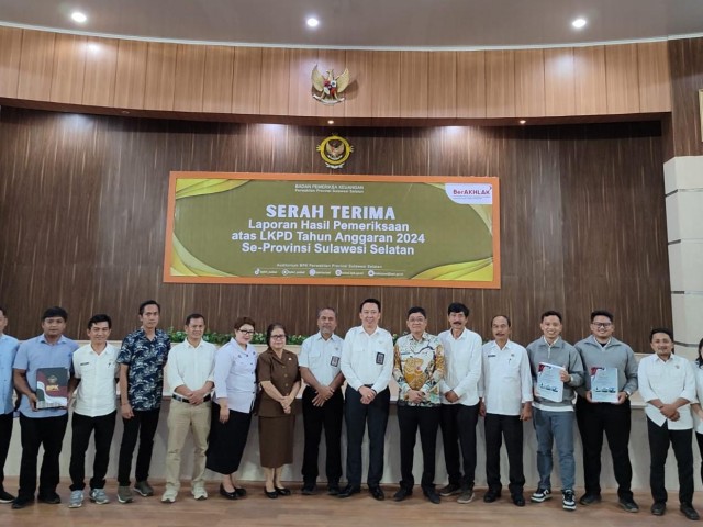 Foto bersama usai penyerahan WTP 
