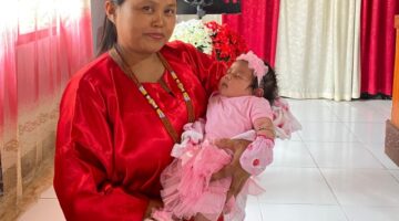 Jerni Ma'guling yang sementara menggendong Madya beberapa waktu lalu