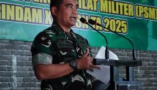 Kepala Staf Kodam (Kasdam) XIV Hasanuddin, Brigjen TNI Sugeng Hartono, saat membuka Latihan Kader Pelatih Pencak Silat Militer (PSM) di Markas Yonif 700 Wira Yudha Cakti, Jl. Perintis Kemerdekaan, Kota Makassar. Senin, (16/6/25).