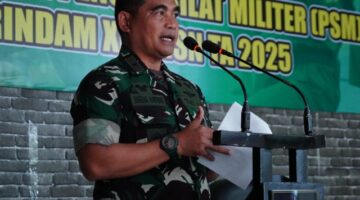 Kepala Staf Kodam (Kasdam) XIV Hasanuddin, Brigjen TNI Sugeng Hartono, saat membuka Latihan Kader Pelatih Pencak Silat Militer (PSM) di Markas Yonif 700 Wira Yudha Cakti, Jl. Perintis Kemerdekaan, Kota Makassar. Senin, (16/6/25).