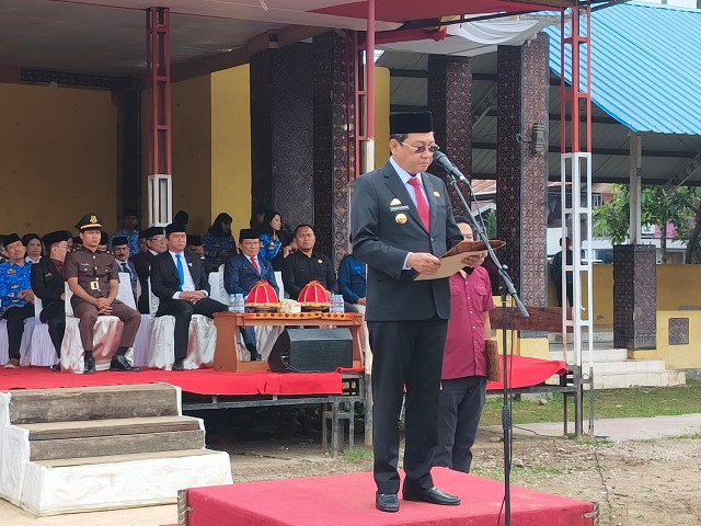 Bupati Toraja Utara, Frederik Viktor Palimbong yang membacakan Pidato Kepala Badan Pembinaan Ideologi Pancasila RI, Yudian Wahyudi saat peringatan hari lahir Pancasila 1 Juni 2025, dilapangan bakti, Selasa (17/6/25).