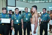 Kasdam XIV Hasanuddin, Brigjen TNI Sugeng Hartono, bersama jajaran saat memeriksa Calon Bintara PK TNI AD TA. 2025 Panda Makassar di  Balai Prajurit M. Yusuf, Jl. Jend. Sudirman, Kota Makassar. Selasa, (17/6/25).