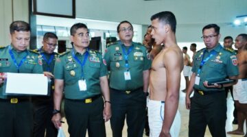 Kasdam XIV Hasanuddin, Brigjen TNI Sugeng Hartono, bersama jajaran saat memeriksa Calon Bintara PK TNI AD TA. 2025 Panda Makassar di  Balai Prajurit M. Yusuf, Jl. Jend. Sudirman, Kota Makassar. Selasa, (17/6/25).