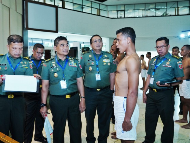 Kasdam XIV Hasanuddin, Brigjen TNI Sugeng Hartono, bersama jajaran saat memeriksa Calon Bintara PK TNI AD TA. 2025 Panda Makassar di  Balai Prajurit M. Yusuf, Jl. Jend. Sudirman, Kota Makassar. Selasa, (17/6/25).