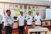 Bupati Toraja Utara, Frederik Viktor Palimbong dan Wakil Bupati Toraja Utara, Andrew Branch Silambi bersama Kepala Kepala Balai Besar Pelatihan Vokasi dan Produktivitas, Dr. La Ode Haji Polondu didampingi Kepala Dinas Ketenagakerjaan dan Transmigrasi Toraja Utara, Deddy Raru yang memperlihatkan penandatanganan MoU di ruang polah kantor Bupati Toraja Utara, Rabu (18/6/25). (Dok. Zul/gasingnews.com)