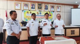 Bupati Toraja Utara, Frederik Viktor Palimbong dan Wakil Bupati Toraja Utara, Andrew Branch Silambi bersama Kepala Kepala Balai Besar Pelatihan Vokasi dan Produktivitas, Dr. La Ode Haji Polondu didampingi Kepala Dinas Ketenagakerjaan dan Transmigrasi Toraja Utara, Deddy Raru yang memperlihatkan penandatanganan MoU di ruang polah kantor Bupati Toraja Utara, Rabu (18/6/25). (Dok. Zul/gasingnews.com)