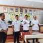 Bupati Toraja Utara, Frederik Viktor Palimbong dan Wakil Bupati Toraja Utara, Andrew Branch Silambi bersama Kepala Kepala Balai Besar Pelatihan Vokasi dan Produktivitas, Dr. La Ode Haji Polondu didampingi Kepala Dinas Ketenagakerjaan dan Transmigrasi Toraja Utara, Deddy Raru yang memperlihatkan penandatanganan MoU di ruang polah kantor Bupati Toraja Utara, Rabu (18/6/25). (Dok. Zul/gasingnews.com)