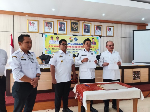 Bupati Toraja Utara, Frederik Viktor Palimbong dan Wakil Bupati Toraja Utara, Andrew Branch Silambi bersama Kepala Kepala Balai Besar Pelatihan Vokasi dan Produktivitas, Dr. La Ode Haji Polondu didampingi Kepala Dinas Ketenagakerjaan dan Transmigrasi Toraja Utara, Deddy Raru yang memperlihatkan penandatanganan MoU di ruang polah kantor Bupati Toraja Utara, Rabu (18/6/25). (Dok. Zul/gasingnews.com)