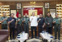 Foto bersama Pangdam XIV Hasanuddin, Mayjen TNI Windiyatno dan jajaran beserta Deputi I Bidang Pencegahan, Perlindungan, dan Deradikalisasi Badan Nasional Penanggulangan Terorisme Republik Indonesia (BNPT RI), Mayjen TNI Sudaryanto, dan rombongan saat berkunjung ke Kodam di ruang tamu Pangdam, Makodam, Jl. Urip Sumoharjo, Kota Makassar. Rabu, (18/6/25).