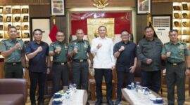 Foto bersama Pangdam XIV Hasanuddin, Mayjen TNI Windiyatno dan jajaran beserta Deputi I Bidang Pencegahan, Perlindungan, dan Deradikalisasi Badan Nasional Penanggulangan Terorisme Republik Indonesia (BNPT RI), Mayjen TNI Sudaryanto, dan rombongan saat berkunjung ke Kodam di ruang tamu Pangdam, Makodam, Jl. Urip Sumoharjo, Kota Makassar. Rabu, (18/6/25).