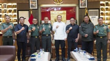 Foto bersama Pangdam XIV Hasanuddin, Mayjen TNI Windiyatno dan jajaran beserta Deputi I Bidang Pencegahan, Perlindungan, dan Deradikalisasi Badan Nasional Penanggulangan Terorisme Republik Indonesia (BNPT RI), Mayjen TNI Sudaryanto, dan rombongan saat berkunjung ke Kodam di ruang tamu Pangdam, Makodam, Jl. Urip Sumoharjo, Kota Makassar. Rabu, (18/6/25).