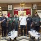 Foto bersama Pangdam XIV Hasanuddin, Mayjen TNI Windiyatno dan jajaran beserta Deputi I Bidang Pencegahan, Perlindungan, dan Deradikalisasi Badan Nasional Penanggulangan Terorisme Republik Indonesia (BNPT RI), Mayjen TNI Sudaryanto, dan rombongan saat berkunjung ke Kodam di ruang tamu Pangdam, Makodam, Jl. Urip Sumoharjo, Kota Makassar. Rabu, (18/6/25).