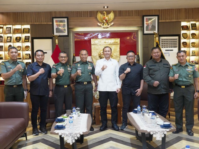 Foto bersama Pangdam XIV Hasanuddin, Mayjen TNI Windiyatno dan jajaran beserta Deputi I Bidang Pencegahan, Perlindungan, dan Deradikalisasi Badan Nasional Penanggulangan Terorisme Republik Indonesia (BNPT RI), Mayjen TNI Sudaryanto, dan rombongan saat berkunjung ke Kodam di ruang tamu Pangdam, Makodam, Jl. Urip Sumoharjo, Kota Makassar. Rabu, (18/6/25).