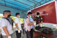 Kepala Kejaksaan Negeri Mamasa, Musa, bersama Kepala Seksi Intelijen Kejaksaan Negeri Mamasa Arjely Pongbanny, Kepala Seksi Tindak Pidana Umum Kejaksaan Negeri Mamasa Azhar, Kepala Seksi pemulihan Aset Penglolaan Barang Bukti
Pangerang. SB,
Kasat Reskrim Polres Mamasa
Ipda Drones Ma’dika,
KBO Sat Res Narkoba Polres Mamasa
Ipda Artur
Kanit Narkoba Polres Mamasa
IpdaErik. B
Kasubag keuangan, Kepegawaian dan Umum Dinas Kesehatan Mamasa
Silvanus Iskandar yang memusnahkan barang bukti Narkotika dengan cara di rebus, di halaman kantor kejaksaan negeri Mamasa, Kamis (19/6/25).
